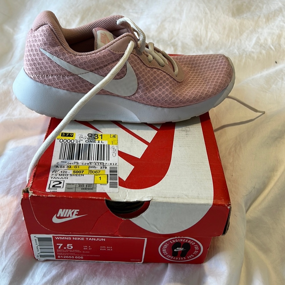 Nike pink Tanjun 7.5 right shoe only